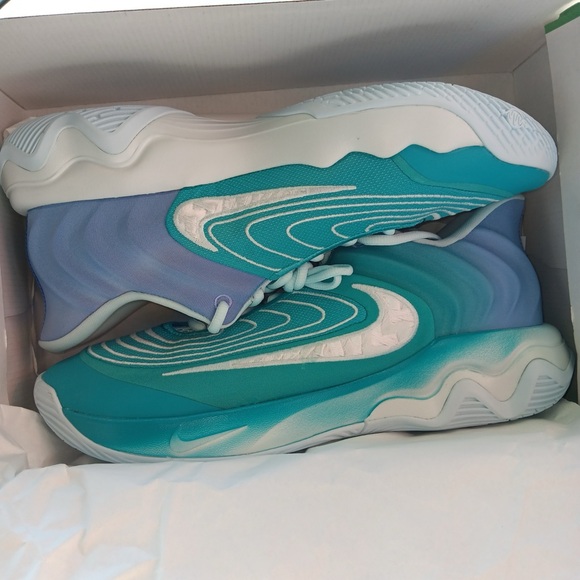 Nike Giannis Immortality 4 in Teal and White